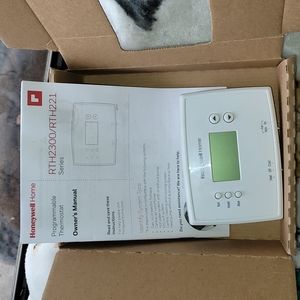 NIB Honeywell Home Programmable Thermostat RTH221B